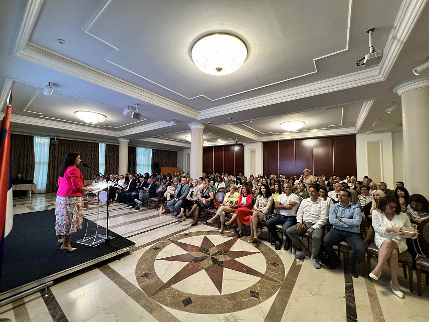 БАЊАЛУКА, 25. ЈУНА /СРНА/ - Медији имају велику улогу када је ријеч о заштити дјеце на интернету, због чега су у Републици Српској дефинисане медијске и техничке мјере које се односе на израде видео-брошура и образовног материјала за омладину и одрасле, закључено је другог дана конференције коју организује Агенција за информационо-комуникационе технологије Српске.