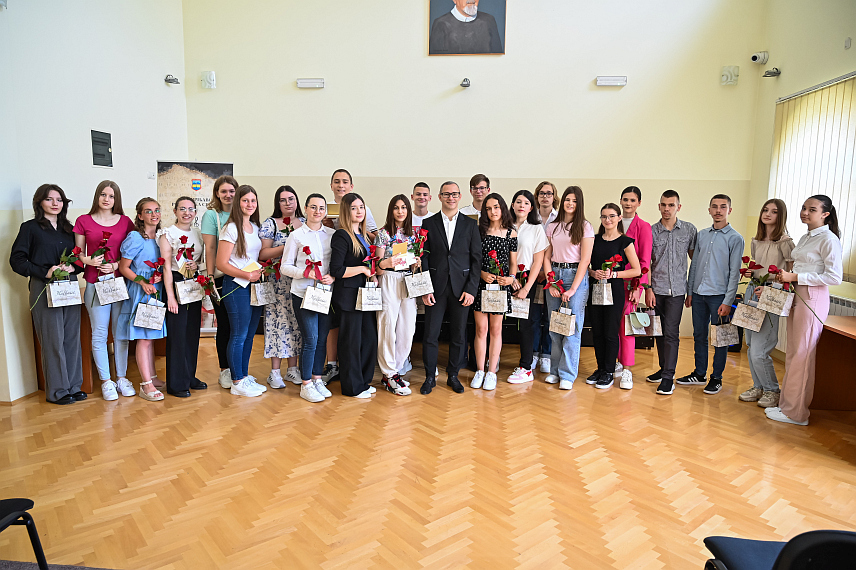 ПРЊАВОР, 25. ЈУНА /СРНА/ - Градоначелник Прњавора Дарко Томаш уручио је данас укупно 24 награде за 23 ученика генерације и добитнике Вукове дипломе у основним и средњим школама са подручја локалне заједнице, и захвалио професорима и наставницима што су их на прави начин усмјеравали и допринијели њиховим изванредним резултатима.
