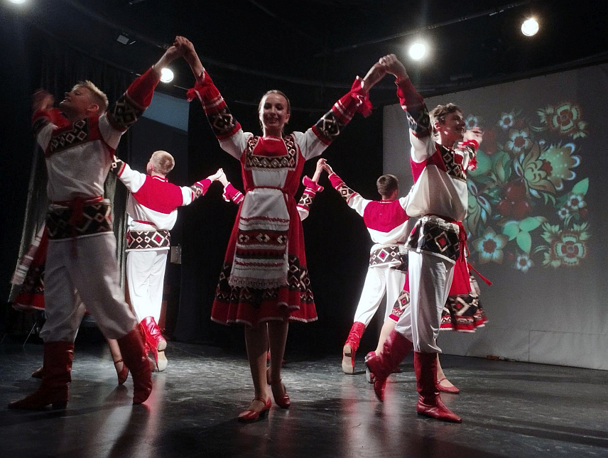 ИСТОЧНО НОВО САРАЈЕВО, 25. ЈУНА /СРНА/ - Чланови Народног омладинског ансамбла "Јуност" из руског града Новомосковска одржали су вечерас у Културном центру Источно Ново Сарајево концерт традиционалног руског фолклора и модерног плеса.