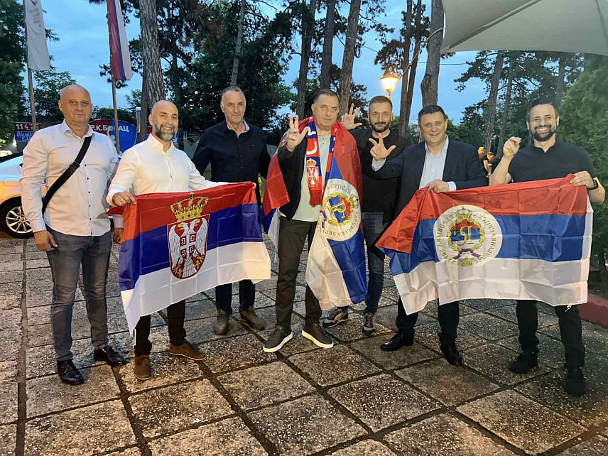 БАЊАЛУКА, 25. ЈУНА /СРНА/ - Предсједник Републике Српске Милорад Додик у Спортском центру "Борик" у Бањалуци прати фудбалску утакмицу Србија - Данска, која се игра у Минхену.