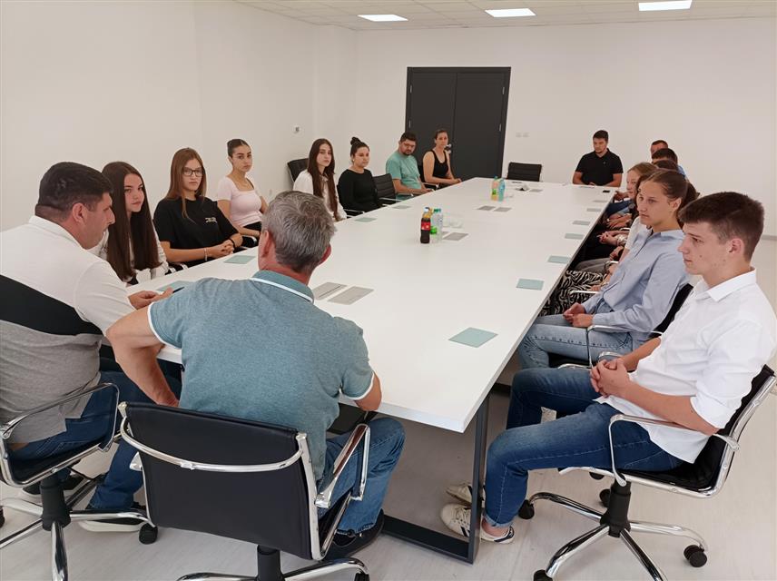 КОТОР ВАРОШ, 25. ЈУНА /СРНА/ - Начелник општине Котор Варош Зденко Сакан организовао је данас пријем за 13 вуковаца и ученика генерације завршних разреда основних и средњих школа са подручја општине, те им уручио новчане награде.