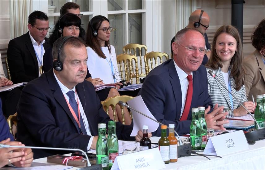 БЕОГРАД, 26. ЈУНА /СРНА/ - Министар унутрашњих послова Србије Ивица Дачић присуствовао је радном састанку о миграцијама и кријумчарењу у Салцбургу.