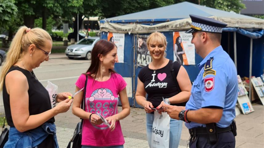 ДОБОЈ, 26. ЈУНА /СРНА/ -Поводом обиљежавања Међународног дана борбе против злоупотребе опојних дрога и незаконите трговине дрогама - 26. јуна, припадници Полицијске управе Добој грађанима овог града дијеле летке "Не окрећи главу, помози".