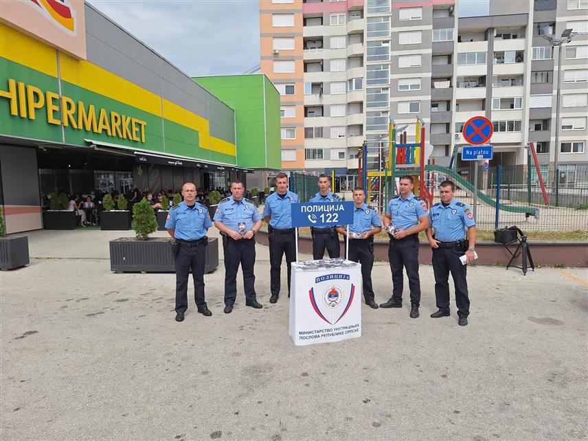 ИСТОЧНО САРАЈЕВО, 26. ЈУНА /СРНА/ - Припадници Полицијске управе Источно Сарајево су данас на платоу испред Тржног центра "Бинго" дијелили едукативне летке као подсјетник грађанима и младима како да реагују у ситуацији када се нађу у додиру са дрогама.