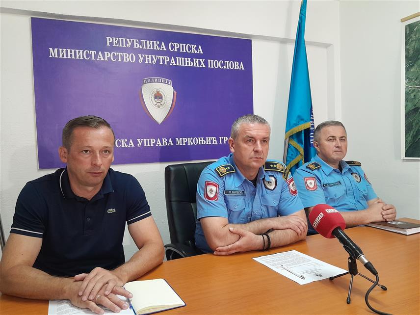 МРКОЊИЋ ГРАД, 26. ЈУНА /СРНА/ - Начелник Полицијске управе Мркоњић Град Милан Милекић са сарадницима на конференцији за новинаре.