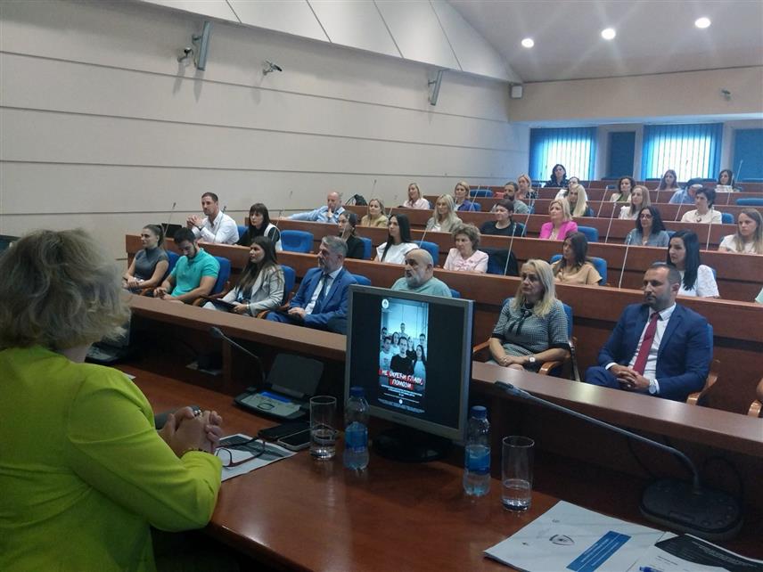 БАЊАЛУКА, 26. ЈУНА /СРНА/ - Преваленца употребе опојних дрога у Републици Српској нижа је у односу на свијет гдје овај проблем има тенденцију раста, истакнуто је данас уочи конференције под мотом "Не окрећи главу, помози", коју организује Комисија Владе Републике Српске за сузбијање злоупотребе дроге.