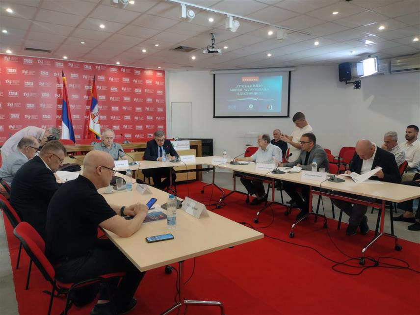 БЕОГРАД, 26. ЈУНА /СРНА/ - У Београду је данас одржана трибина под називом "Српска између мирног раздруживања и Декларације".