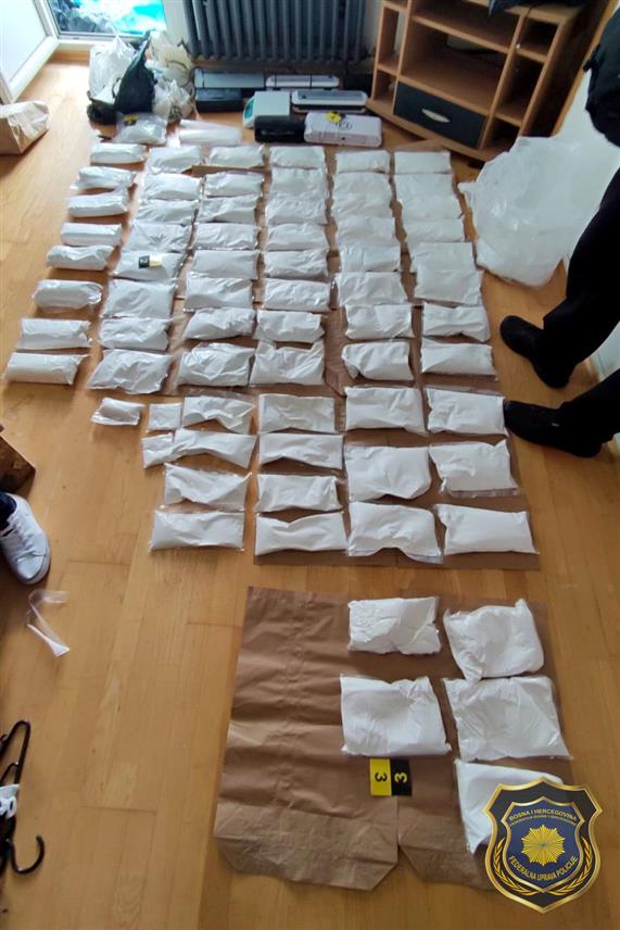 САРАЈЕВО, 26. ЈУНА /СРНА/ - Припадници Федералне управе полиције су у акцији "Рапид" ухапсили лица чији су иницијали А.В. /33/ и М.М. /28/ из Сарајева, О.Ч /32/ из Коњица и З.Н. /40/ из Источног Сарајева, код којих је пронађено око 74 килограма дроге амфетамин.	
