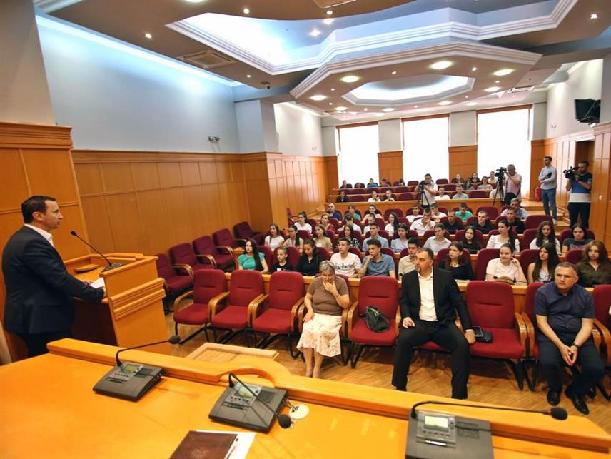 ТРЕБИЊЕ, 26. ЈУНА /СРНА/ - Градоначелник Требиња Мирко Ћурић данас на пријему који је организовао за 80 требињских ђака.