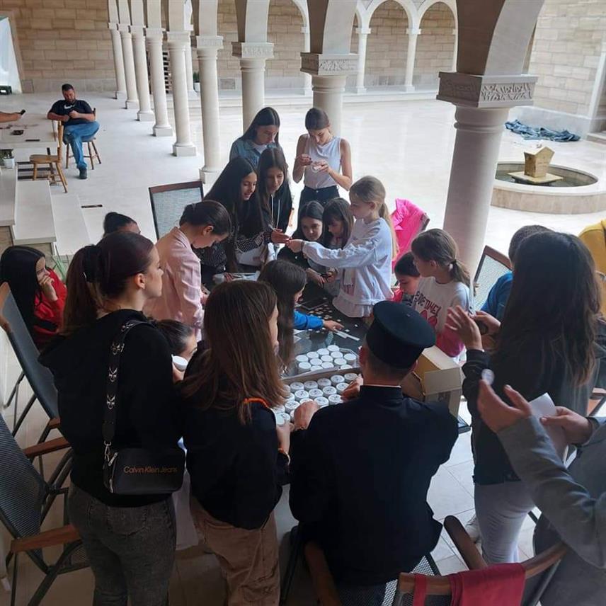 БОСАНСКИ ПЕTРОВАЦ, 26. ЈУНА /СРНА/ - Учесници Светосавског омладинског кампа "Митрополит Николај Мрђа", ученици основне и средње школе из Босанског Петровца, посјетили су данас манастир Рмањ у Мартин Броду који ове године прославља 580 година од оснивања.