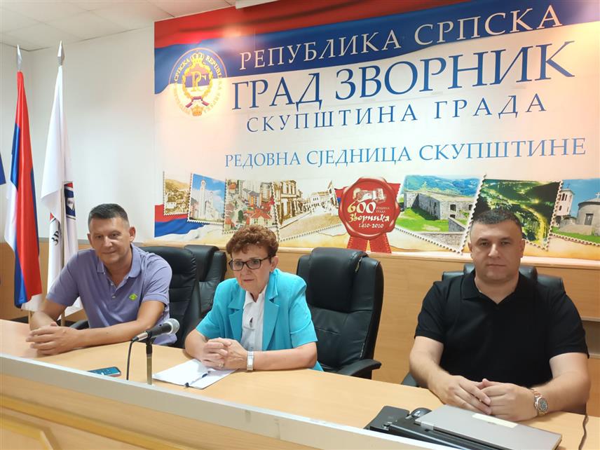 ЗВОРНИК, 26. ЈУНА /СРНА/ - Градски одбор ДЕМОС-а усвојио је данас приједлог чланова Изборног штаба и приједлог кандидатске одборничке листе за Скупштину града Зворника, рекла је предсједник зворничког одбора ове странке Споменка Стевановић.