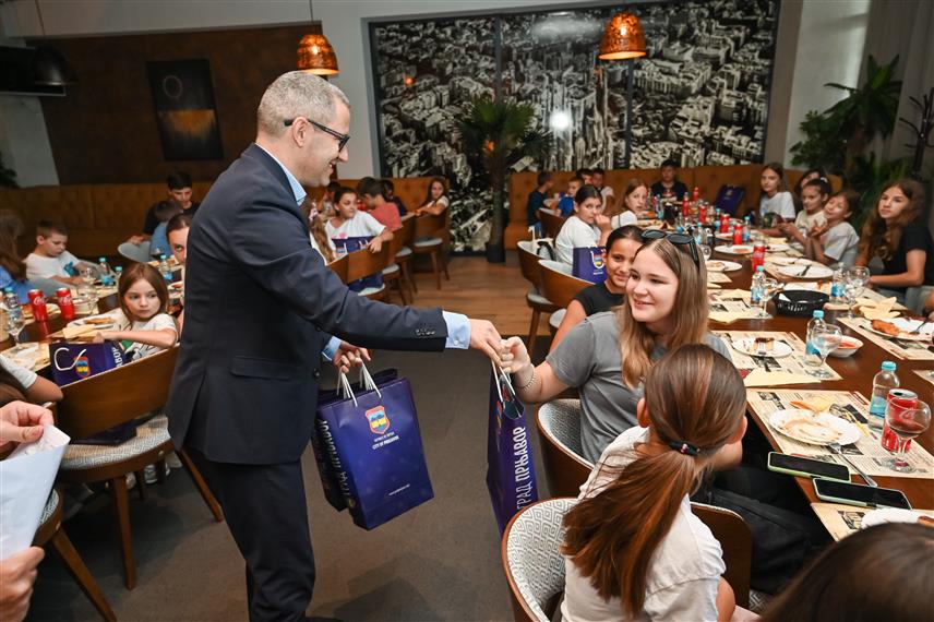 ПРЊАВОР, 26. ЈУНА /СРНА/ - Градоначелник Прњавора Дарко Томаш уприличио је данас у ресторану "Ла Каса" пријем и ручак за 30 дјеце са Косова и Метохије која до суботе, 29. јуна бораве у Прњавору.