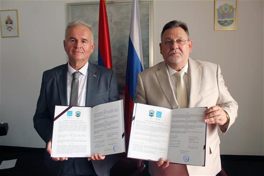 СРБАЦ, 26. ЈУНА /СРНА/ - Начелник општине Србац Млађан Драгосављевић и градоначелник Моршанска Алексеј Викторович Бањиков потписали су данас Споразум о братимљењу ове двије локалне заједнице.