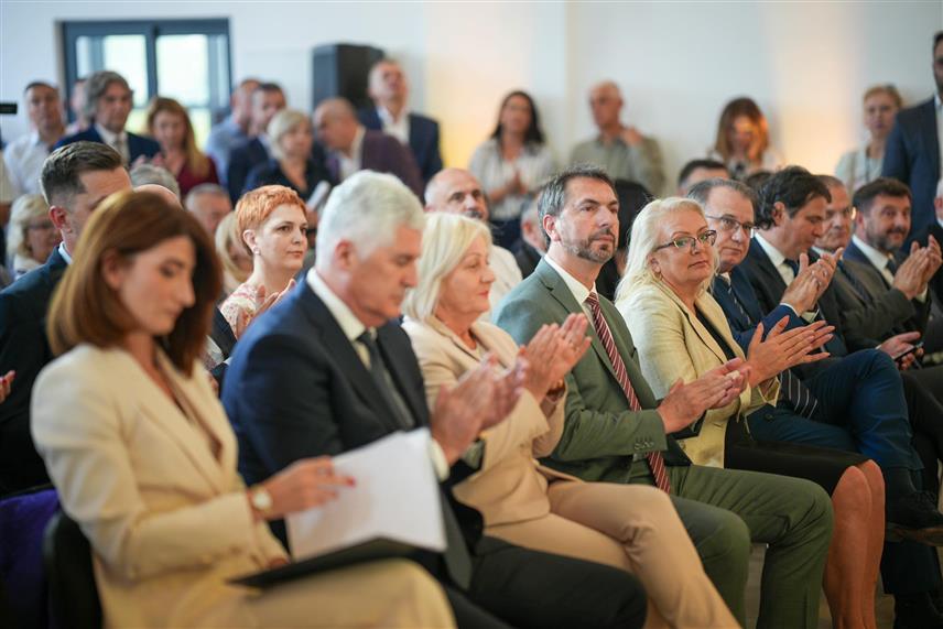 САРАЈЕВО, 26. ЈУНА /СРНА/ - Предсједавајућа Савјета министара Борјана Кришто присуствовала је данас у Мостару свечаном отварању новоизграђеног Главног поштанског логистичког центра "Хрватских пошта" и том приликом истакла да је ово важан искорак за будући развој логистичких капацитета БиХ, свечаном отварању присуствовао је и предсједавајући Дома народа Парламентарне скупштине БиХ Драган Човић.