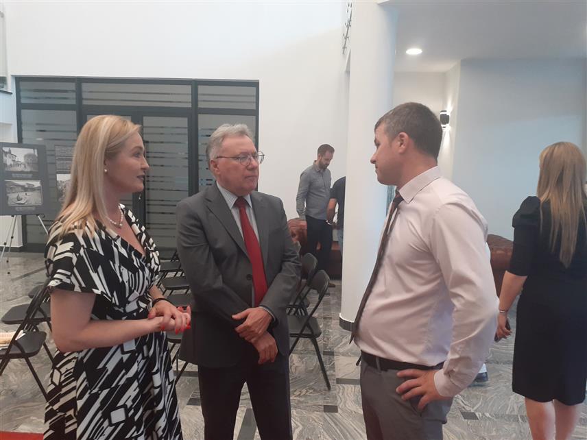 САРАЈЕВО, 26. ЈУНА /СРНА/ - У Народном позоришту Источно Сарајево вечерас је отворена изложба под називом "Слике живота, фотографије Албера Кана: Приштина, Призрен, Липљан и Грачаница 1913. године", аутора Марка Марковића и Горана Судимца