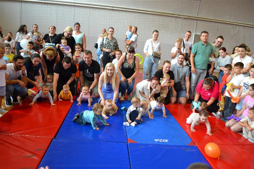 ЧЕЛИНАЦ, 26. ЈУНА /СРНА/ - Манифестација "Конференција беба" окупила је вечерас у Челинцу више од 300 малишана, а у овој локалној заједници је између два Видовдана рођено 150 беба.