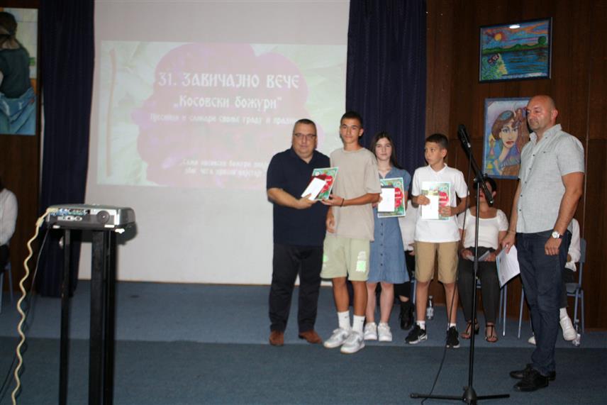 МОДРИЧА, 26. ЈУНА /СРНА/ - У Модричи је вечерас одржано завичајно вече "Косовски божури", 31. културна манифестација модричких пјесника и сликара посвећена 28. јуну - Дану општине.