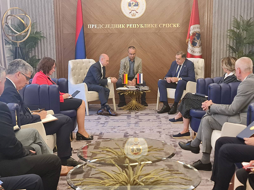 БАЊАЛУКА, 27. ЈУНА /СРНА/ - Предсједник Републике Српске Милорад Додик на састанку у Бањалуци са министром савезне државе Хесен за европске послове и савезне послове Њемачке Манфредом Пенцом.