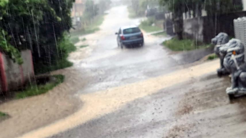 ДОБОЈ, 27. ЈУНА /СРНА/ - Јако невријеме праћено обилним падавинама, вјетром и грмљавином, погодило је данас Добој.