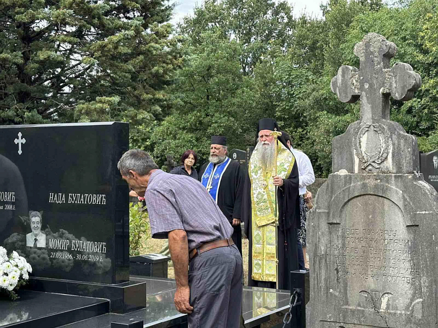 ПОДГОРИЦА, 27. ЈУНА /СРНА/ - Његово високопреосвештенство митрополит црногорско-приморски Јоаникије данас је у кучком селу Раће код Подгорице служио помен поводом пете годишњице од смрти бившег предсједника Црне Горе и некадашњег премијера СР Југославије Момира Булатовића.