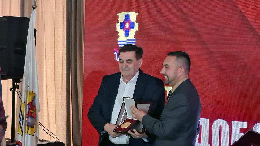 ДОБОЈ, 27. ЈУНА /СРНА/ - Највише признање Добоја - градске плакете уручене су данас посланику у Представничком дому Парламентарне скупштине БиХ Обрену Петровићу и министру за људска права и избјеглице у Савјету министара Севлиду Хуртићу за изузетна залагања и помоћ граду.