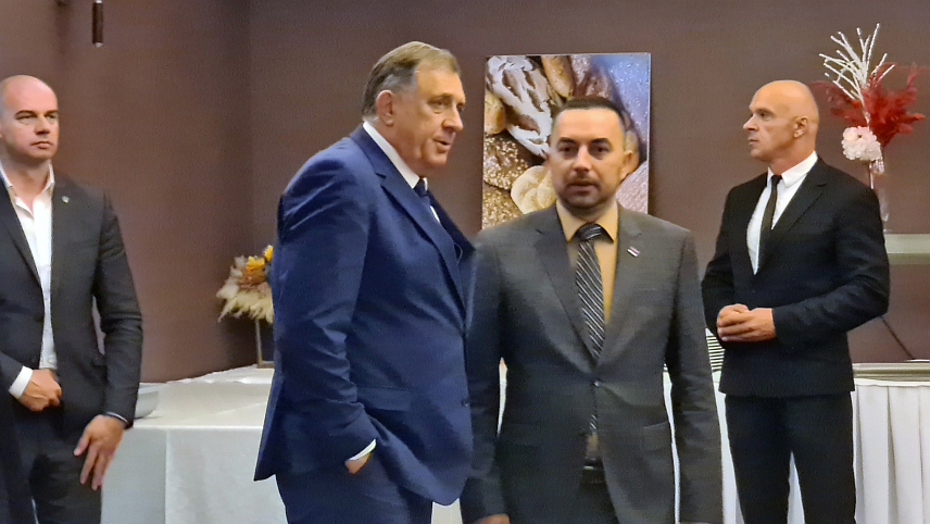 ДОБОЈ, 27. ЈУНА /СРНА/ - Предсједник Републике Српске Милорад Додик стигао је на свечану академију поводом Дана града Добоја - 28. јуна.