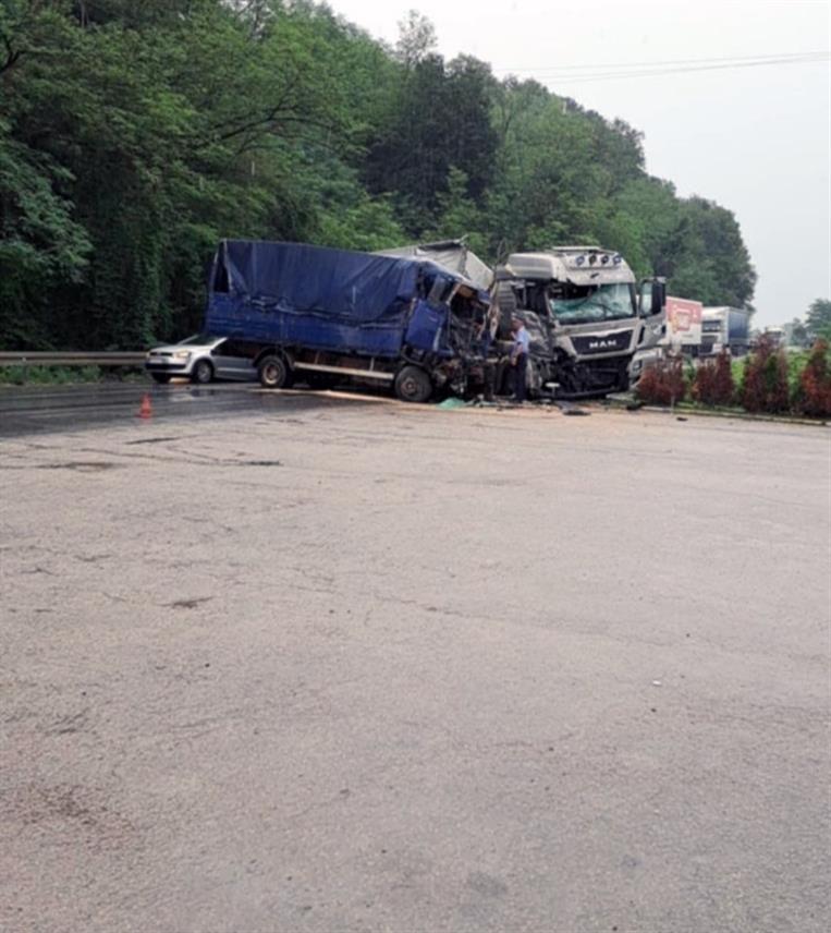 МОДРИЧА, 27. ЈУНА /СРНА/ - Најмање два лица су повријеђена у судару два теретна и једног путничког возила у модричком насељу Јакешница због чега је потпуно обустављен саобраћаја, речено је Срни из Полицијске управе Добој.