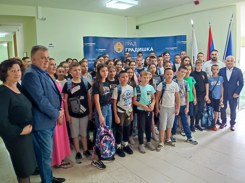 ГРАДИШКА, 27. ЈУНА /СРНА/ - Градоначелник Градишке Зоран Аџић организовао је данас пријем за 49 српске деце и четворо наставника из братске општине Зубин Поток.