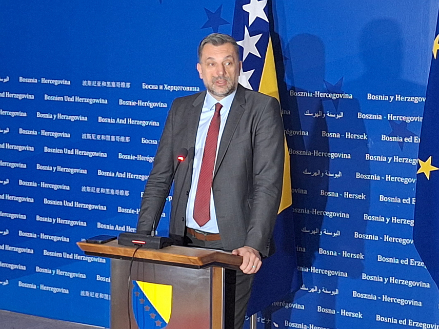 САРАЈЕВО, 27. ЈУНА /СРНА/ - Министар иностраних послова у Савјету министара Елмедин Конаковић на конференцији за новинаре у Сарајеву.