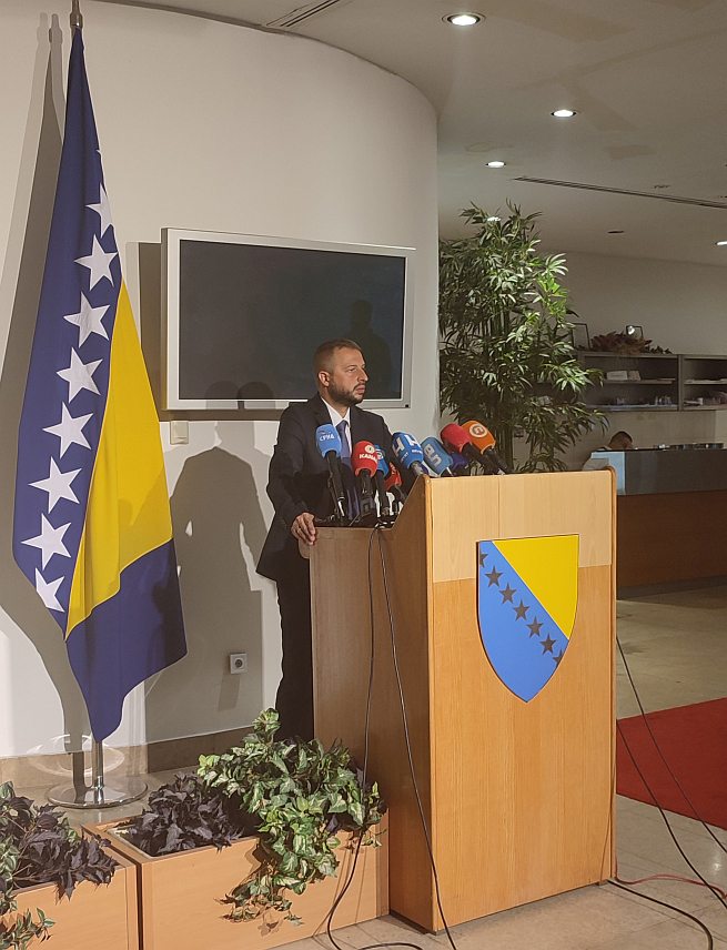 САРАЈЕВО, 27. ЈУНА /СРНА/ - Делегат Клуба Срба у Дому народа Парламентарне скупштине БиХ Желимир Нешковић на конференцији за новинаре у Сарајеву.