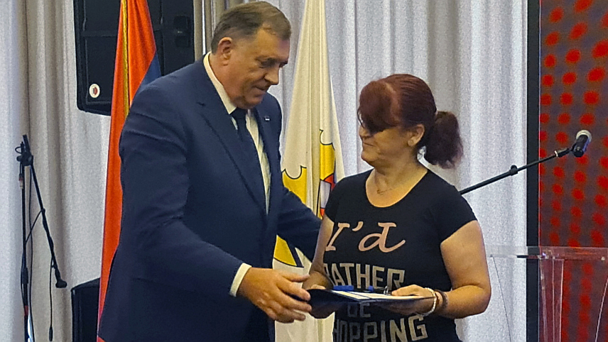 ДОБОЈ, 27. ЈУНА /СРНА/ - У Добоју су данас свечано уручени кључеви 134 стана за избјегла и расељена лица за чију изградњу и опремање је укупно уложено 8.522.335 КМ.
