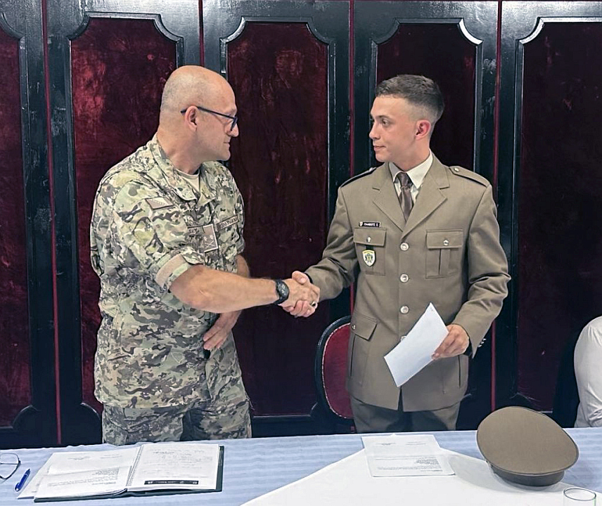 САРАЈЕВО, 27. ЈУНА /СРНА/ - Срђан Плавшић, који је дипломирао на Војној академији копнене војске Грчке, потписао је уговор о професионалној војној служби и каријеру наставља у Оружаним снагама БиХ у чину потпоручника.