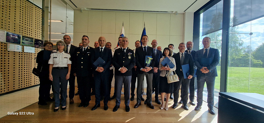 КРАЊ, 27. ЈУНА /СРНА/ - Директору Полиције Републике Српске Синиши Кострешевићу и начелнику Управе за организовани и тешки криминалитет Министарства унутрашњих послова Републике Српске Младену Марићу уручена су данас признања Полиције Словеније поводом обиљежавања и прославе 27. јуна - Дана полиције Словеније.