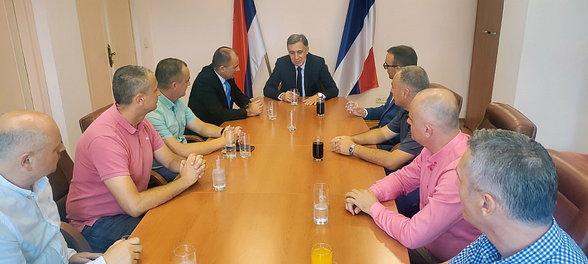 БЕОГРАД, 27. ЈУНА /СРНА/ - Амбасадор БиХ у Србији Александар Врањеш, шеф Представништва Српске Млађен Цицовић и војни аташе при Амбасади БиХ у Београду бригадир Срђан Чавић на данашњем пријему поводом Видовдана на ком је присуствовало шест од укупно 10 припадника Трећег пјешадијског /Република Српска/ пука који се налазе на командно-штабном и генералштабном усавршавању.