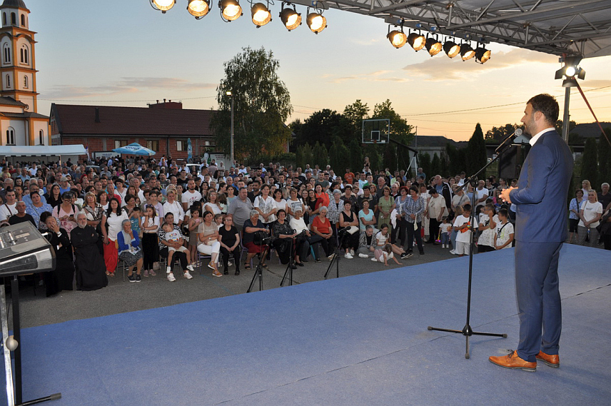 ПРИЈЕДОР, 27. ЈУНА / СРНА/ - Манифестација "Видовдански дани" почела је вечерас у Омарској гдје се у порти Храма Светог цара Лазара традиционално окупљају мјештани и њихови гости уочи Видовдана.