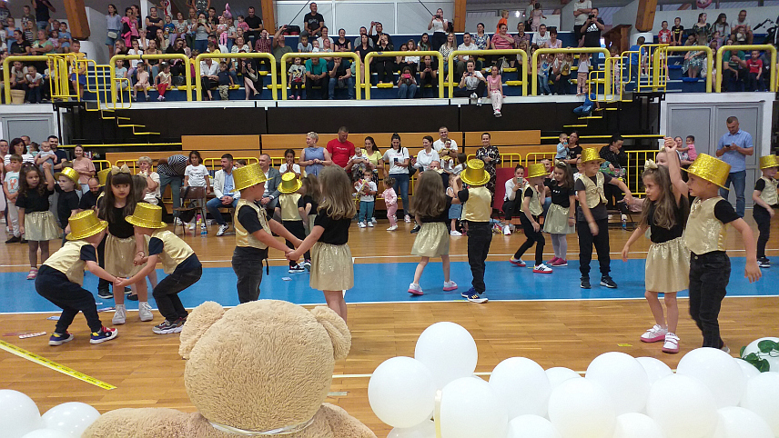 МИЛИЋИ, 27. ЈУНА /СРНА/ - Вечерас је у Спортској дворани у Милићима одражана "Конференција беба" на којој је кроз различите дисциплине награђено 16 малишана, а изабрани су Tрочлано Предсједништво које чине најмлађа беба, најстарија беба и беба са највише браће и сестара. Бебе су се опробале у пузању, а тате у пресвлачењу.