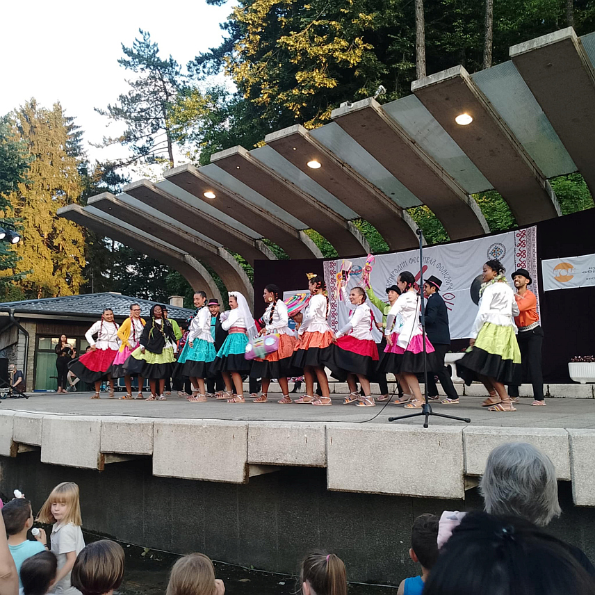 НОВИ ГРАД, 27. ЈУНА /СРНА/ - У Новом Граду вечерас су на Тргу Младена Ољаче наступили ансамбли из Колумбије, Грчке, Мексика и Пољске, те новоградско Културно-умјетничко друштво /КУД/ "Уна", у оквиру Међународног фестивала фолклора "Козарско коло", чији је домаћин Приједор.