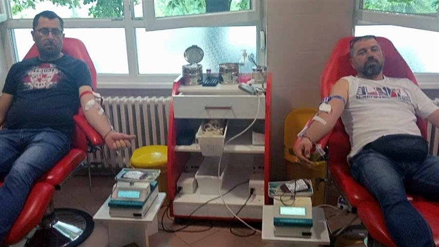 ДОБОЈ, 27. ЈУНА /СРНА/ - Чланови Клуба навијача "Црвене Звезде" из Добоја данас ће дати крв у оквиру акције "Црвено-бела крв", изјавио је Срни представник Клуба Велибор Јеринић.