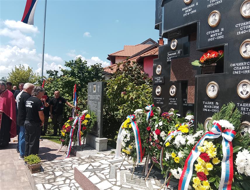 БРЧКО, 28. ЈУНА /СРНА/ - У брчанском насељу Поточари данас, на Видовдан, служен је парастос за све борце из овог мјеста и припаднике "Гарде пантери" из Бијељине пале у одбрани Посавског коридора.