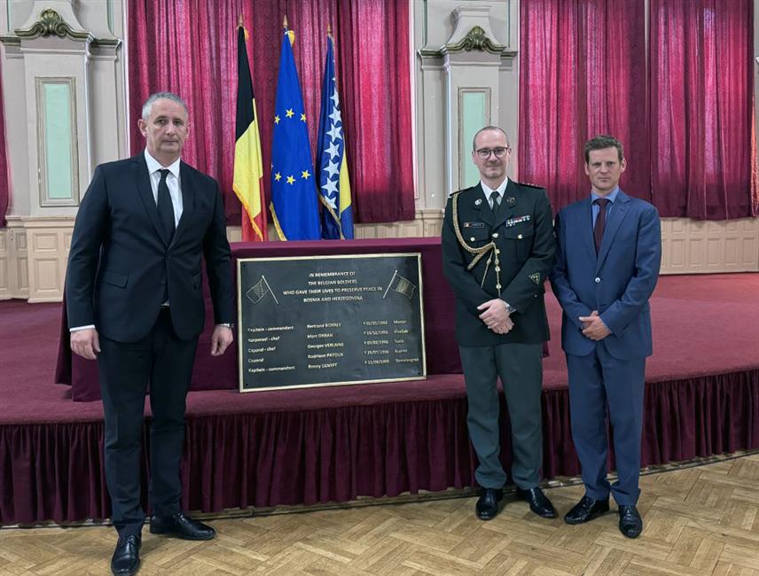 САРАЈЕВО, 28. ЈУНА /СРНА/ - Замјеник министра одбране у Савјету министара Славен Галић присуствовао је данас у Сарајеву комеморацији и сјећању на белгијске војнике који су погинули у мировној мисији током ратних дешавања у БиХ.
