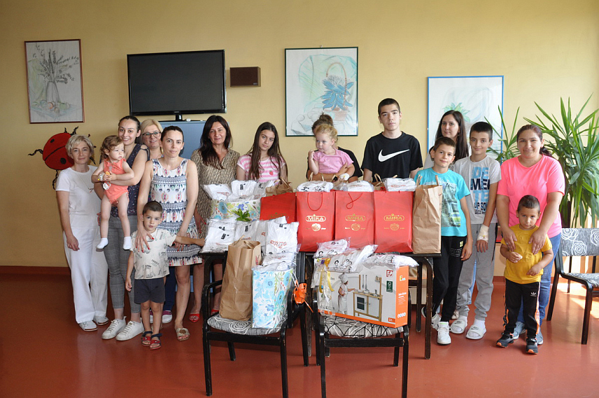 ПРИЈЕДОР, 28. ЈУНА / СРНА/ - Поклони, којих је захваљујући многобројним спонзорима било више него пријављених учесника "Конференције беба", уручени су данас дјеци на Одјељењу педијатрије приједорске болнице, саопштено је данас из Градске управе Приједор.