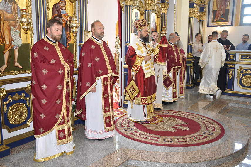 ПРИЈЕДОР, 28. ЈУНА /СРНА/ - У Цркви Светог пророка Илије на Уријама у Приједору крсну славу Војске Српске - Видовдан обиљежили су, у оквиру Трећег пјешадијског Република Српска пука, припадници Првог пјешадијског батаљона стационираног у касарни "Жарко Згоњанин".