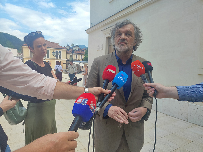 АНДРИЋГРАД, 28. ЈУНА /СРНА/ - Прослављени српски и свјетски редитељ Емир Кустурица обраћање новинарима у Андрићграду.