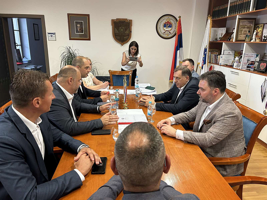 ВИШЕГРАД, 28. ЈУНА /СРНА/ - Предсједник СНСД-а Милорад Додик рекао је да је са предсједником Општинског одбора СНСД-а у Вишеграду Младеном Ђуревићем и сарадницима разговарао о актуелним питањима у вези са овом општином и припремама за локалне изборе.