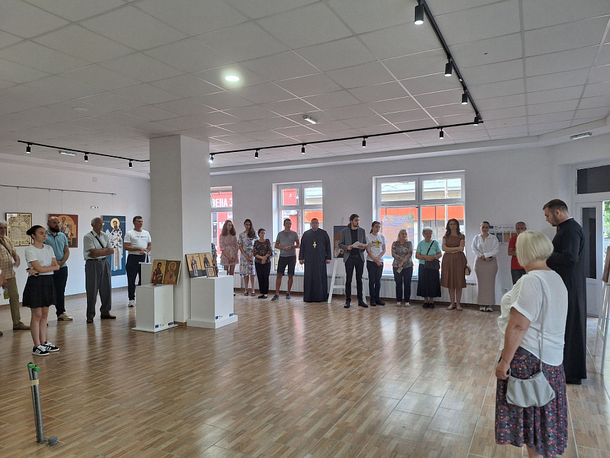 ШАМАЦ, 28. ЈУНА /СРНА/ - У оквиру манифестације "Дани Видовдана", у Шамцу је вечерас отворена изложба икона и калиграфије Школе црквене умјетности "Небеска царица" из Брчког, у организацији шамачког Кола српских сестара "Косовка дјевојка".