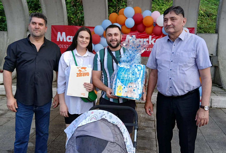 НОВИ ГРАД, 28. ЈУНА /СРНА/ - "Конференција беба" у Новом Граду окупила је вечерас 117 дјеце од 149 колико их је у овој локалној заједници рођено од Видовдана прошле године.