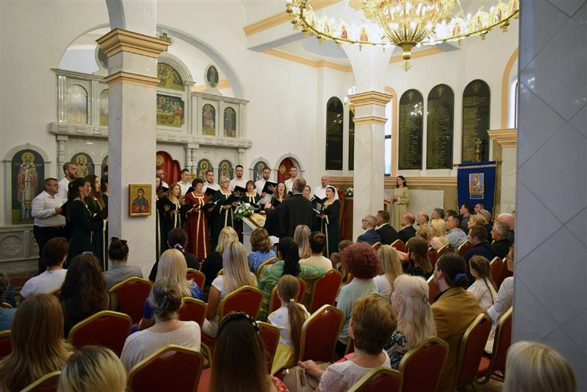 ПРЊАВОР, 28. ЈУНА /СРНА/ - Духовном академијом у Спомен-храму Светог великомученика кнеза Лазара на Вучијаку у Прњавору су почеле Видовданске свечаности.