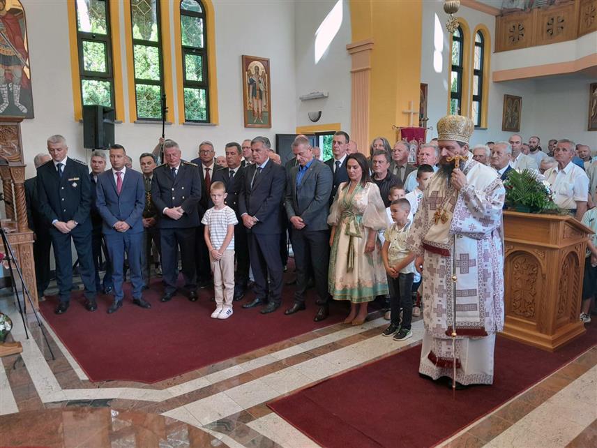 ЈЕЗЕРО, 28. ЈУНА /СРНА/ - Његово преосвештенство епископ бихаћко-петровачки Сергије у порти Цркве Светог великомученика кнеза Лазара у општини Језеро служи Свету архијерејску литургију поводом Видовдана - крсне славе Војске Републике Српске и Tрећег пјешадијског /Република Српска/ пука која ће данас свечано бити обиљежена у овој општини, у присуству највиших званичника Српске.