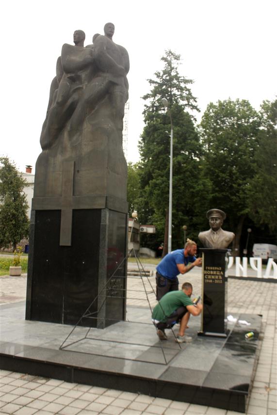 МОДРИЧА, 28. ЈУНА /СРНА/ - Поводом 32 године од ослобођења Модриче биће откривена и освештана спомен-биста генерала Новице Симића, команданта који је на Видовдан, 28. јуна, из центра ослобођене Модриче потврдио да је пробијен Коридор и да је слободан пут према источном дијелу Републике Српске и Србији.