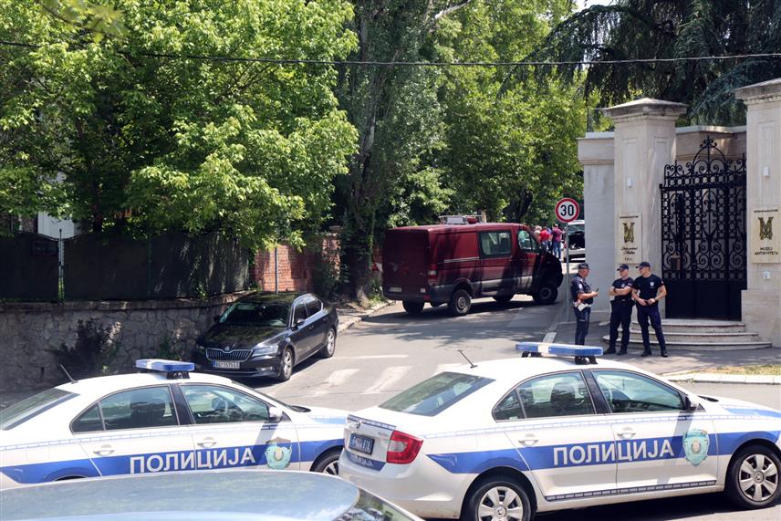 БЕОГРАД, 29. ЈУНА /СРНА/ - Припадник Жандармерије чији су иницијали М.Ј. /34/ рањен је данас самостријелом у врат испред Амбасаде Израела у Београду, након чега је у самоодбрани употријебио оружје и савладао нападача, који је од посљедица рањавања преминуо./Фото - Борислав Здриња/